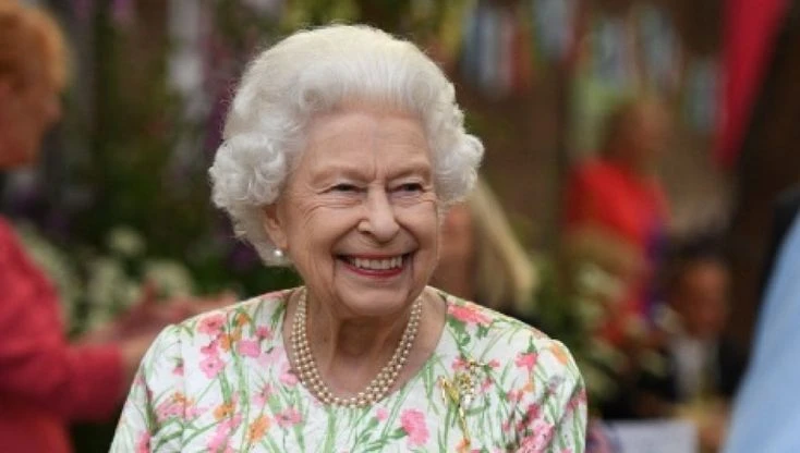 Ricordando Elisabetta II: 96 anni in 100 foto (e altrettanti look)