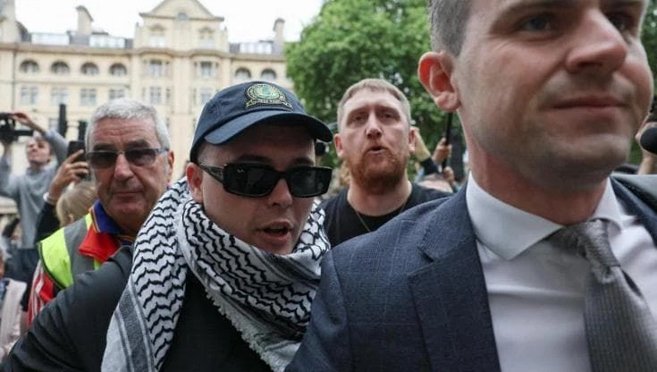 Mo Chara a processo a Londra per terrorismo dopo la bandiera Hezbollah: cori pro-Pal fuori dal tribunale