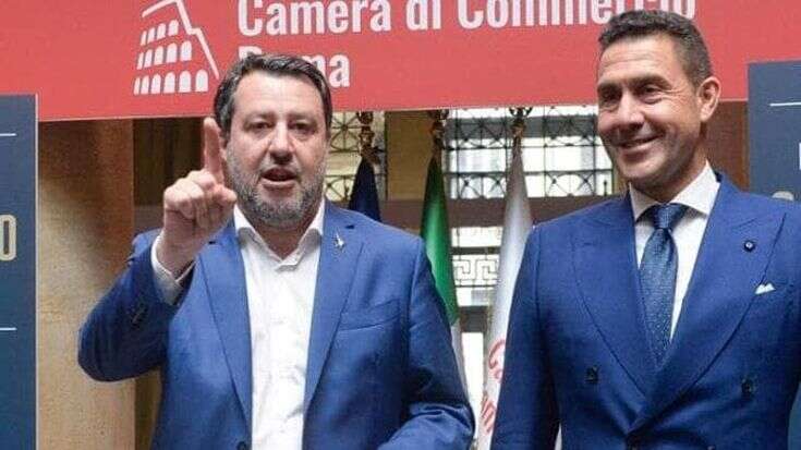 Salvini e Vannacci in piazza Duomo a Milano, tensione al comizio: antagonisti bloccati dalla polizia