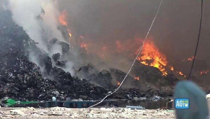 Incendio alla piattaforma ecologica di Buccinasco, vigili del fuoco al lavoro