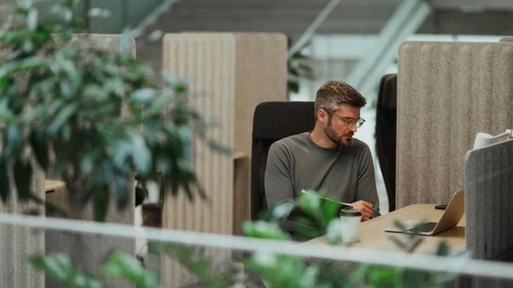 Omnibus, la svolta soft dell’Europa sulla sostenibilità: meno reporting ma più rischi per i dati
