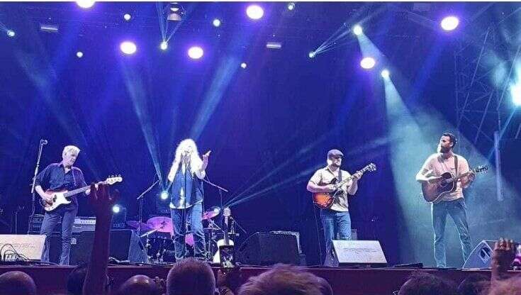 Patti Smith, concerto con pergamena della città a Milano. E sul palco suona con il campione di basket Gigi Datome