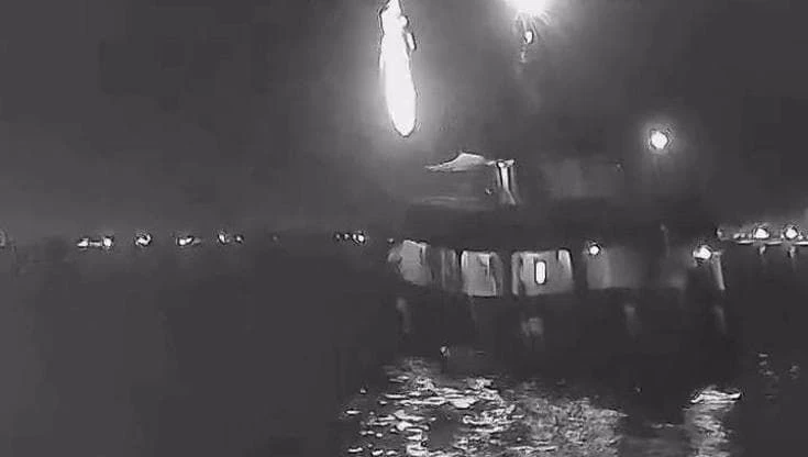 Dal cielo una striscia di fuoco: la Flotilla in fiamme, le riprese video da un'altra imbarcazione
