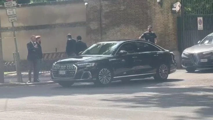 Zelensky incontra JD Vance a Roma per discutere della tregua: le immagini da Villa Taverna