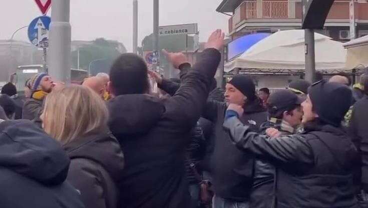 Verona, cori e saluti nazisti prima della partita: tifosi gialloblù sotto accusa