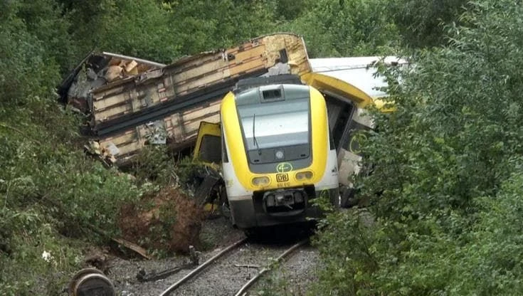 Germania: treno deragliato a causa di una frana, lavori in corso per liberare i binari