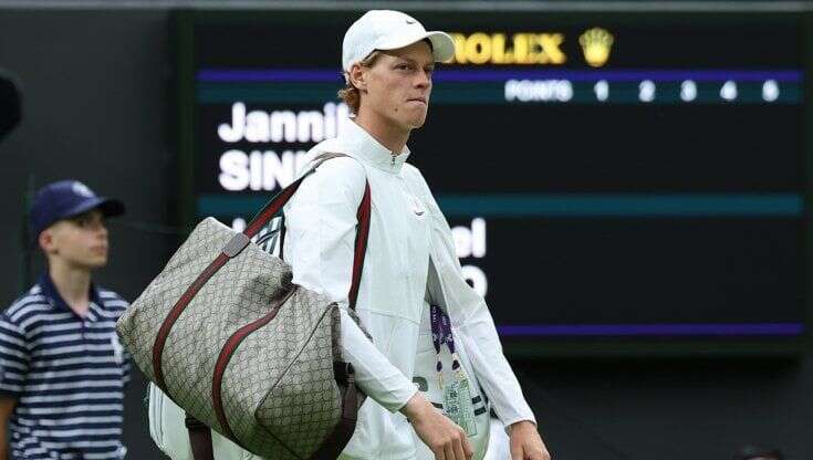 Jannik Sinner a Wimbledon: in campo con un borsone personalizzato per lui da un brand di lusso