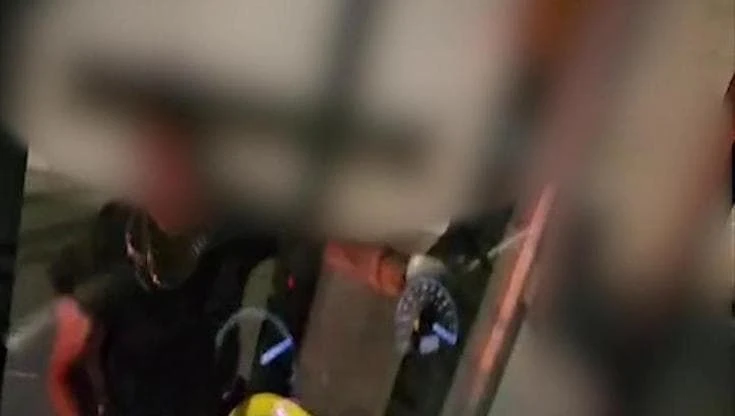 Rissa sul filobus della 90 a Milano: un ragazzo spacca la porta con una catena