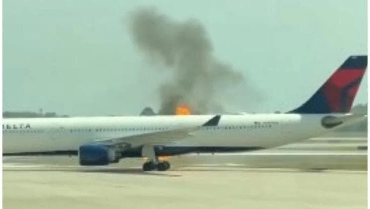 Florida, un volo Delta prende fuoco all'aeroporto di Orlando: passeggeri evacuati con gli scivoli