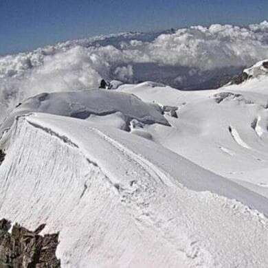 Bolzano, resta aggrappato a una roccia sul ciglio di un burrone: 23enne salvato dalla polizia