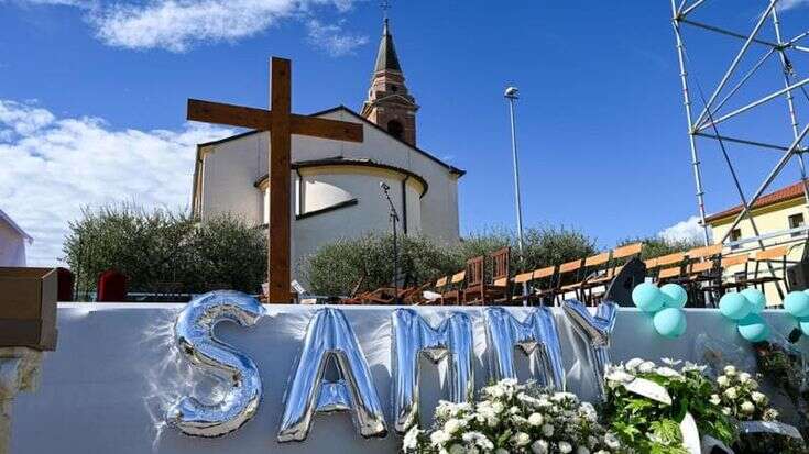 Funerali di Sammy Basso, in migliaia per una festa di colori: “Avevi la testa dura, ma il cuore grande”