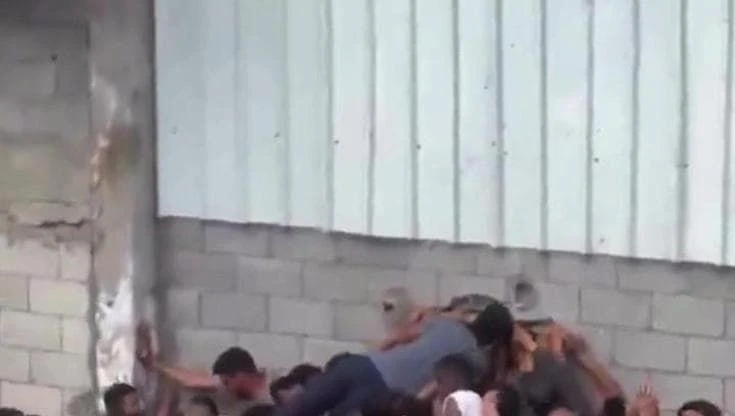 Gaza, assalto al pane: la ressa davanti al forno di Nuseirat