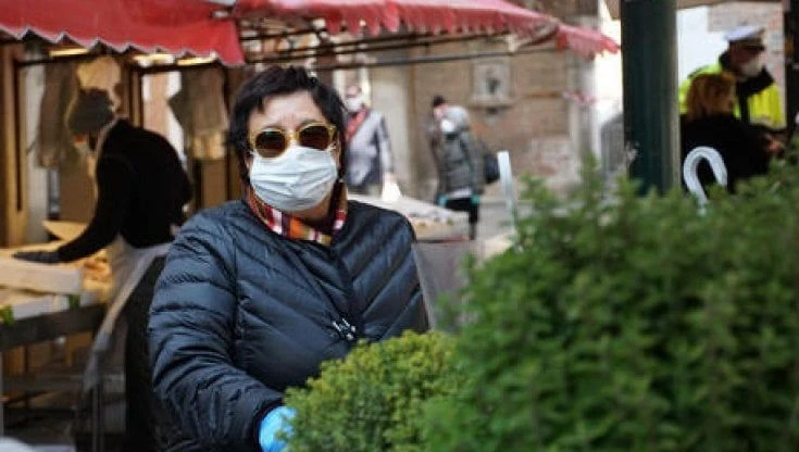 Mascherine all'aperto, per gli americani non servono più