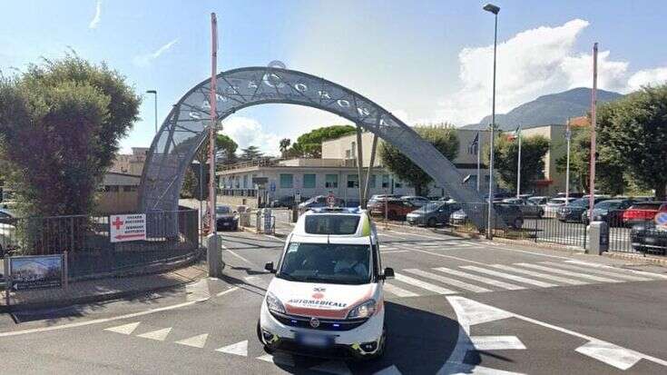 “Mio padre di 77 anni tre giorni su una barella nel pronto soccorso di Pietra Ligure, senza igiene personale e con un po’ d’acqua e minestrina: è lo scempio della sanità pubblica”