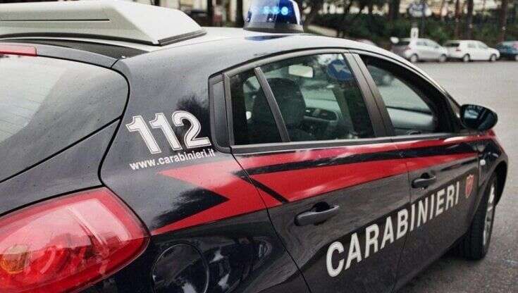 Bergamo, uccide il compagno con una coltellata e chiama i carabinieri: arrestata una 51enne