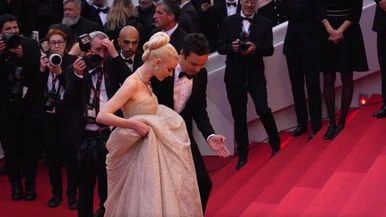 Cannes 2024: l'abito è troppo lungo e Anna Taylor-Joy non riesce a salire la scalinata
