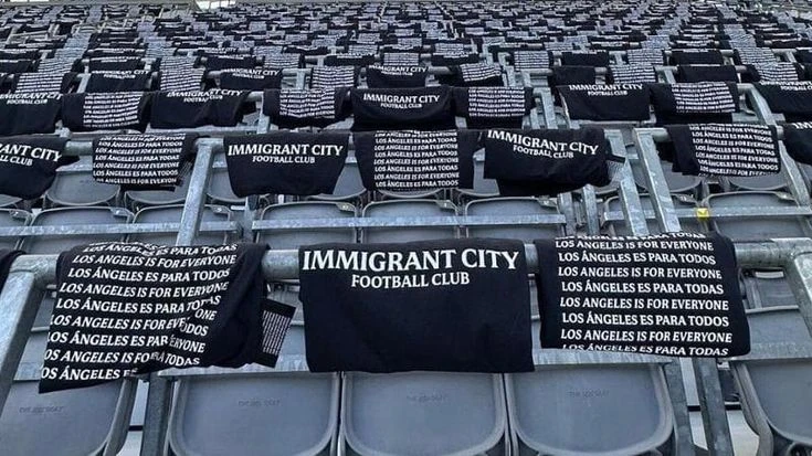 “Los Angeles città di immigrati”: le maglie anti-Trump del team di Serena Williams e Natalie Portman