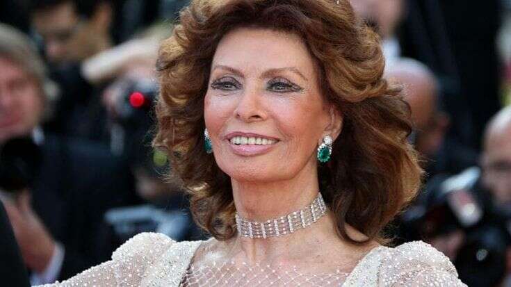 Sophia Loren, la grande festa a Roma per i 90 anni: “Abbiamo pianto e riso e insieme, e adesso brindiamo”