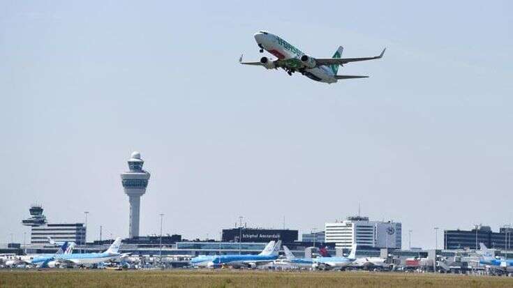 Amsterdam, numero chiuso per l’aeroporto Schiphol: “Non più di 478mila voli l’anno, troppo rumore”