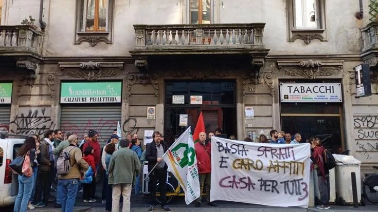 Via Padova, contro lo sfratto di una donna e dei suoi figli anche i compagni di scuola al presidio