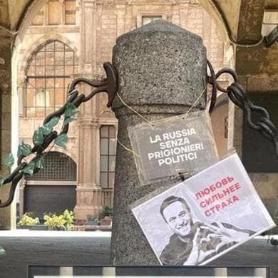 Memoriale per Navalny a Milano, un luogo alternativo alla Loggia dei Mercanti dopo le proteste di Anpi. Sala: “Serve una collocazione degna”
