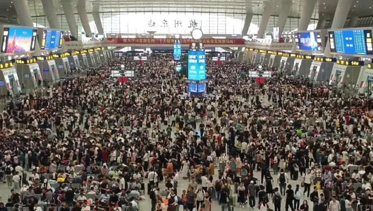 Cina, feste d'autunno: oltre 200 milioni viaggiano in treno. Enormi folle nelle stazioni