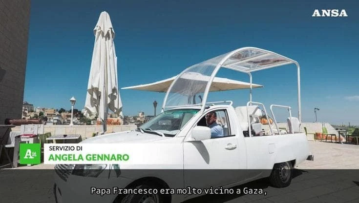 Gaza, la Papamobile diventa una clinica pediatrica itinerante