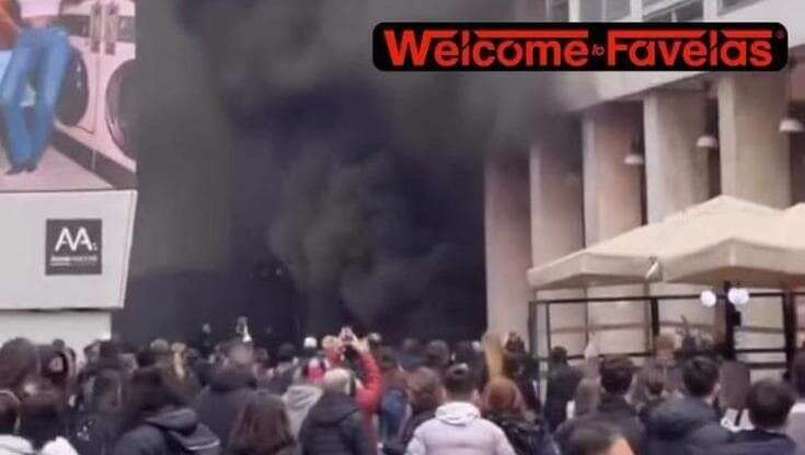 Milano, grosso incendio e colonna di fumo nero in zona Duomo