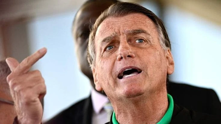 Brasile, il giudice della Corte Suprema ordina gli arresti domiciliari per l’ex presidente Bolsonaro