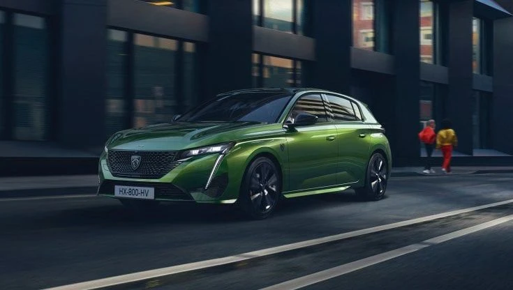 Generazione 308, la Peugeot elettrizza la media