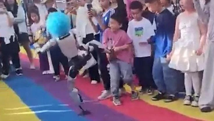 Cina, il robot umanoide colpisce un bambino con un calcio
