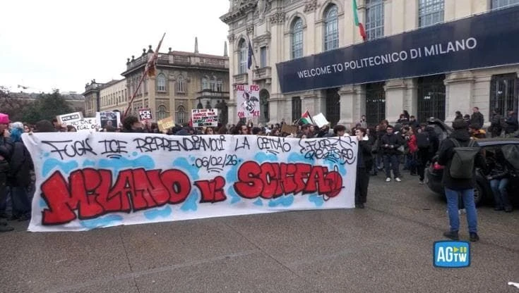 Milano, gli studenti protestano contro la presenza dell'Ice in città