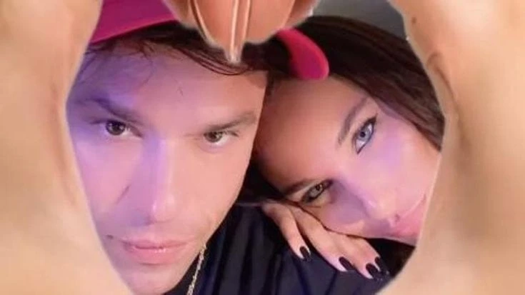 Fedez ufficializza la storia con Giulia Honegger: l’annuncio con una foto dalle vacanze in Sardegna