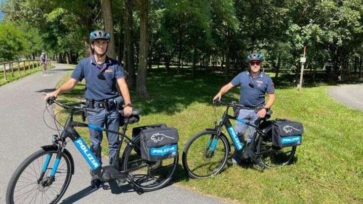 Si nasconde dietro un’aiuola al parco e si masturba: maxi multa da 10mila euro per un 74enne a Sondrio