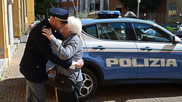 Lodi, anziana rischia di soffocare con un toast, il poliziotto a pranzo al bar la salva
