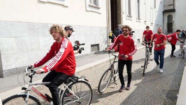 Lo Stato Sociale in bicicletta a Milano (travestiti da rider) per presentare il nuovo disco: 