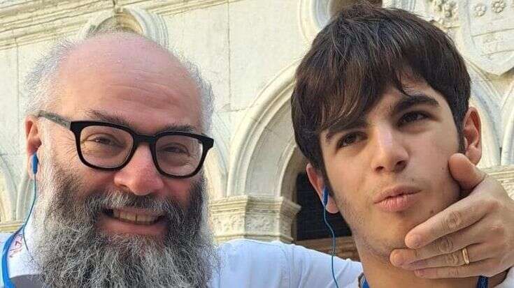 Scuola, la denuncia delle famiglie: “Mancano educatori per gli studenti disabili”. Nico Acampora di PizzAut: 