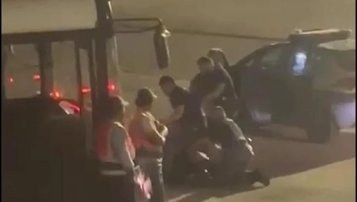 Passeggero ubriaco aggredisce tre poliziotti sulla pista di Orio al Serio: le immagini dell'arresto