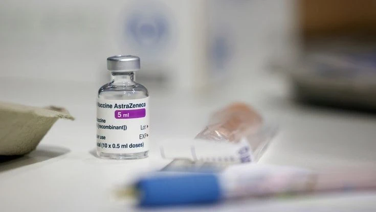 Vaccini, il dietrofront su AstraZeneca. Mai più dosi sotto i 60 anni