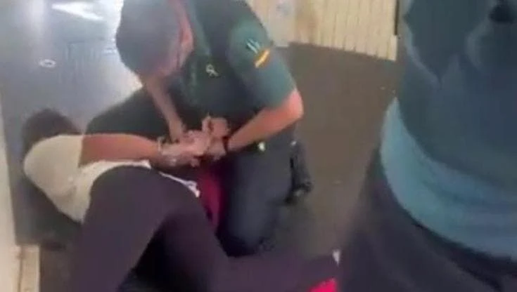 Spagna, responsabile di un campo estivo ebraico arrestata e ragazzi fatti scendere dall'aereo