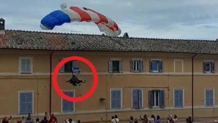 Paracadutista atterra sul tetto a Caprarola: paura durante la festa della Lazio