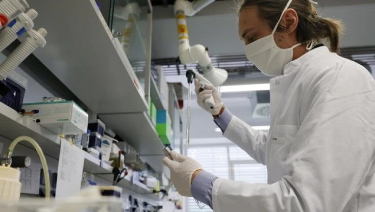 Così il Covid scatena gli anticorpi che ci dovrebbero proteggere contro di noi