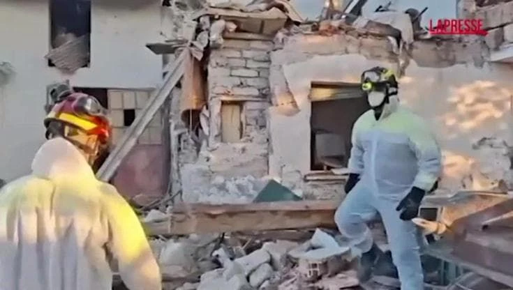 Verona, esplosione durante lo sgombero di un'abitazione: i resti della palazzina distrutta