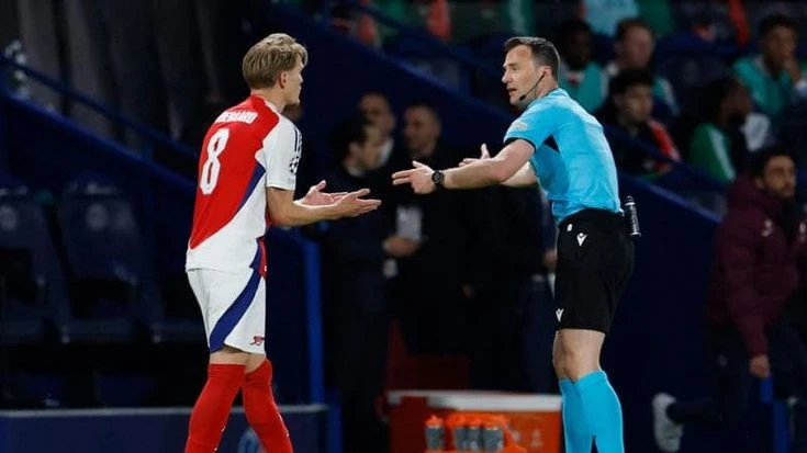 L’Arsenal chiede un rigore, il Var lo dà al Psg. E Donnarumma e Luis Enrique confusi protestano