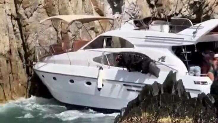 Yacht contro gli scogli ad Acapulco, 15 turisti salvati prima che la barca affondasse