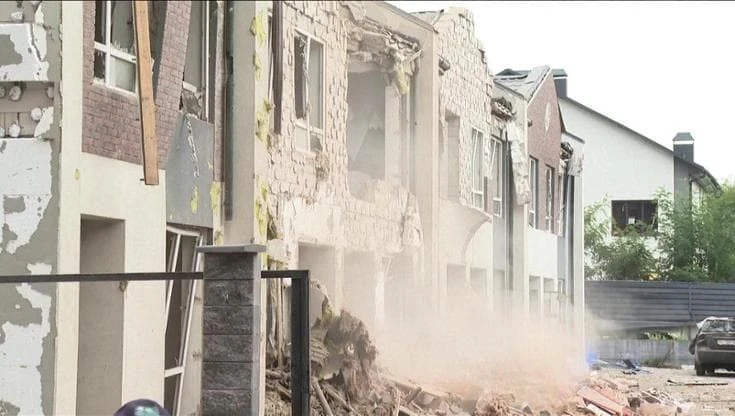 Kiev colpita da 595 droni e 48 missili: tra macerie e polvere gli ucraini ripuliscono la città