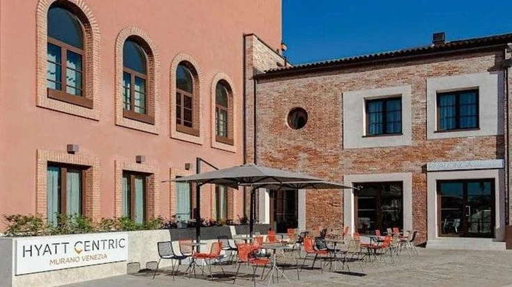 Murano, la manager dell’Hyatt licenziata vince la causa: “Si possono ricevere mance dai tassisti”