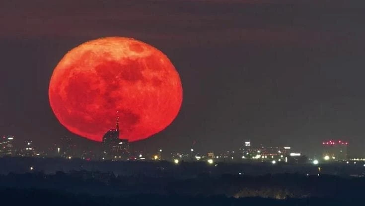 Lo spettacolo dell'alba lunare sullo skyline: cinque anni di prove per lo scatto perfetto