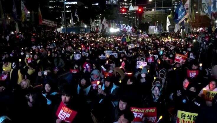 Corea del Sud, la protesta a lume di candela contro il presidente Yoon Suk Yeol