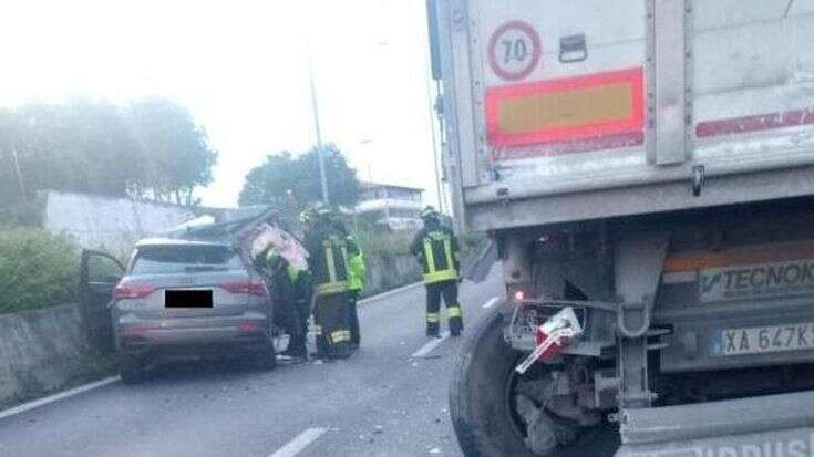 Superstrada di Treviolo, un camion si blocca sulla carreggiata, una donna in auto si schianta contro il mezzo: morta sul colpo